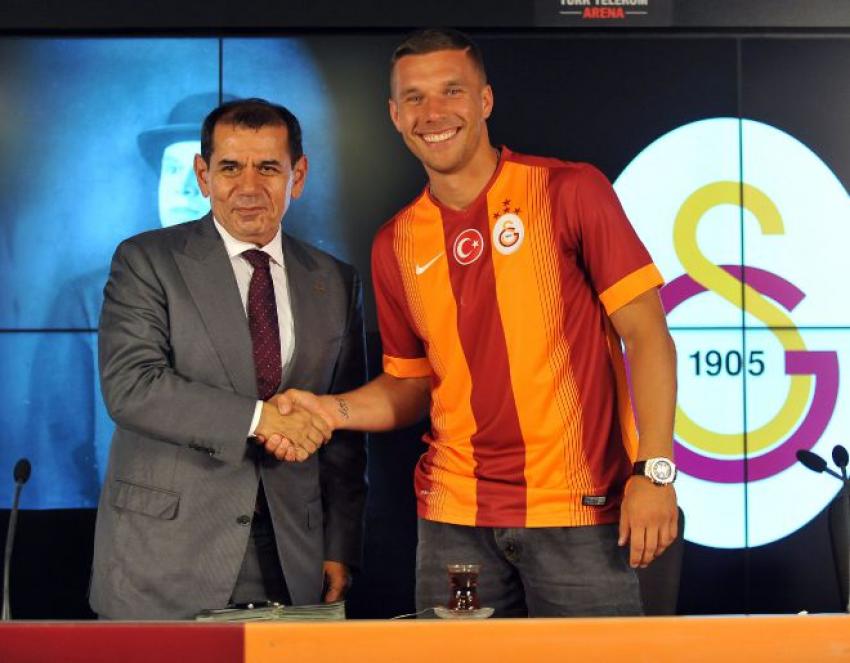 Podolski Galatasaray'la imzaladı
