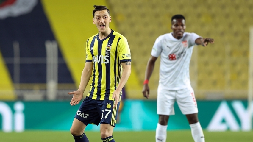 Sivasspor'a yenilen Fenerbahçe fırsat tepti
