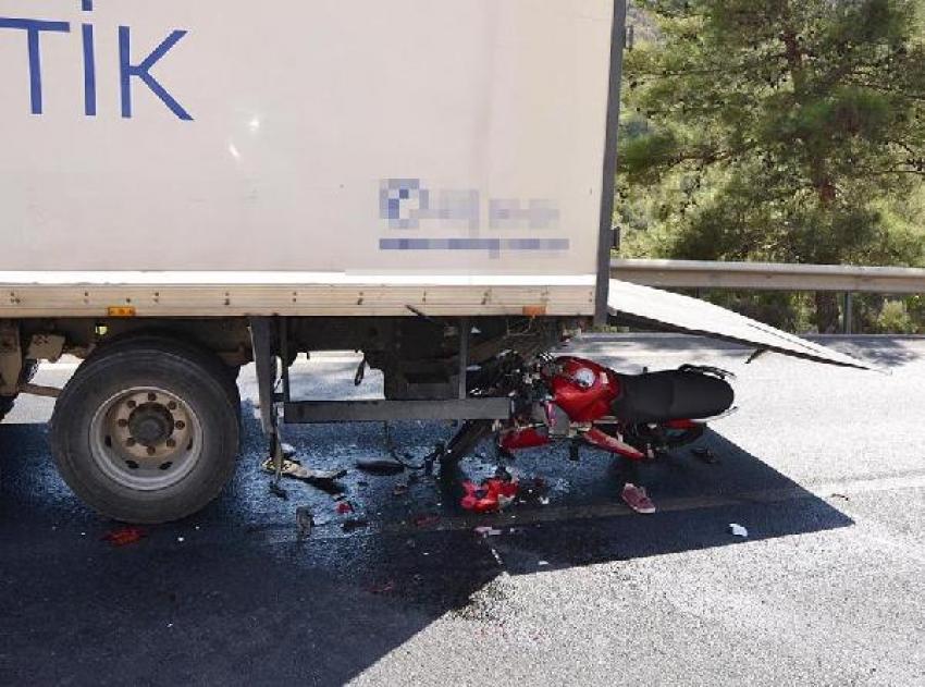 Motosiklet TIR'a arkadan çarptı: 1 ölü, 1 yaralı