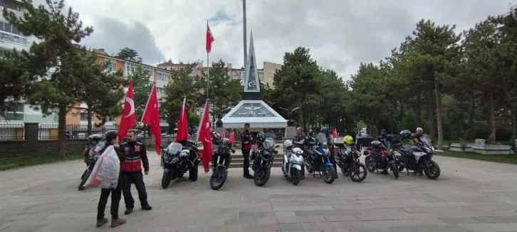 Motosikletli grup 19 Mayıs’ta şehitlikte dua etti
