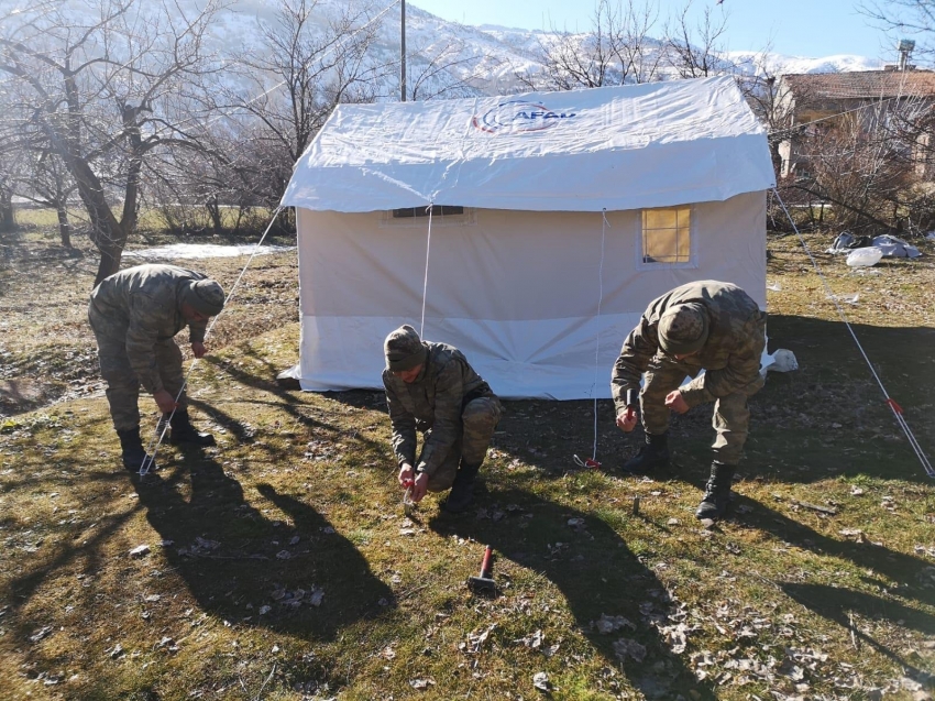 Mehmetçik çadır kurma faaliyetlerine devam ediyor