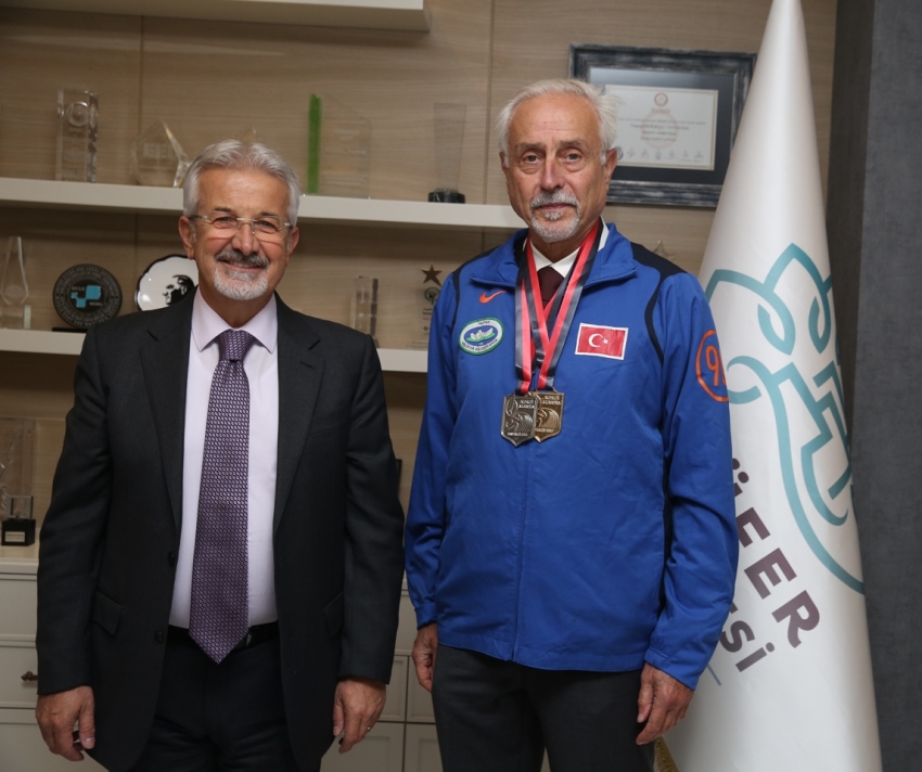 Başkan Erdem’den veteran atlet Murat Kaçar’a kutlama