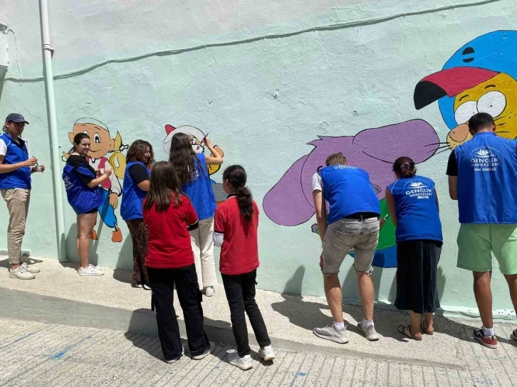 Gönüllü gençler okul duvarlarına masal kahramanlarını resmediyor