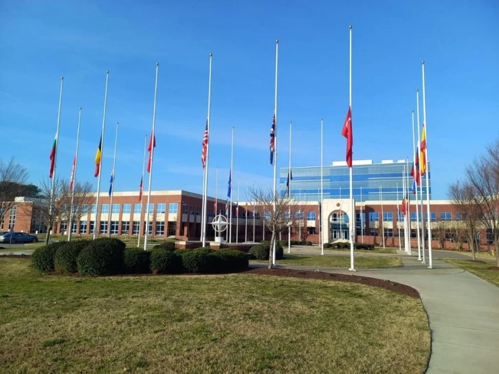 NATO Karargahlarında bayraklar yarıya indirildi
