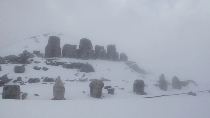 Nemrut Dağı baharda kışı yaşıyor
