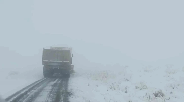 Niğde’de kar yağışı sonrası kapanan köy yolları açılıyor
