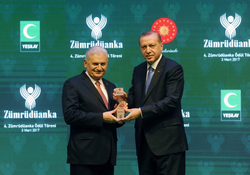 Ödülünü Erdoğan’ın elinden aldı