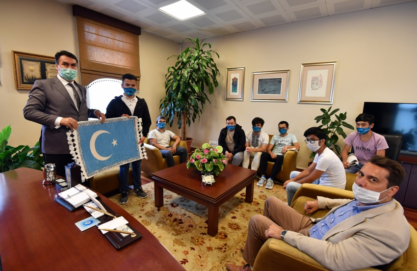 Doğu Türkistanlı öğrencilerden Dündar’a teşekkür