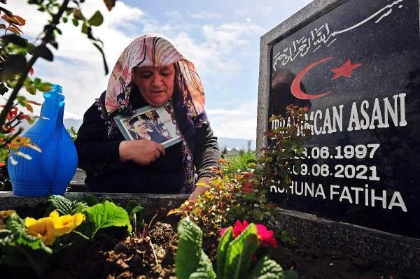 Bursa'da oğlunun katiline verilen cezayı, mezarı başında ağlayarak okudu