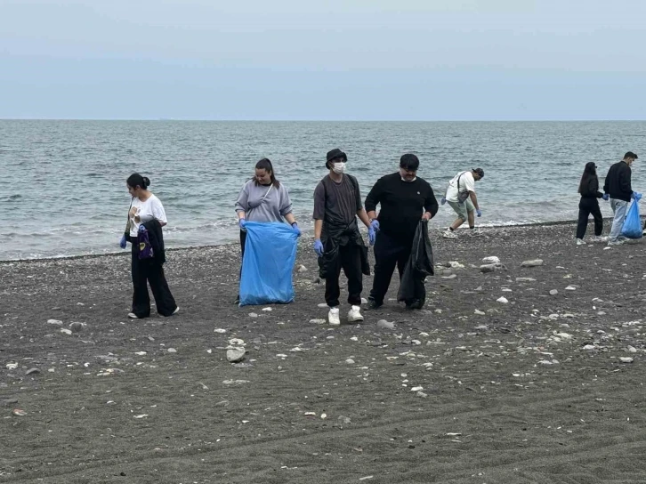 Öğrenciler sahilden poşet poşet çöp topladı
