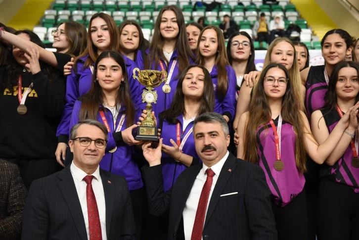 Bursa'da okul sporları ilçe şenliklerinde görkemli final