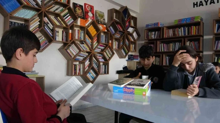 Okullarda kurulan kütüphaneler sayesinde öğrenciler hem okuyor hem eğleniyor
