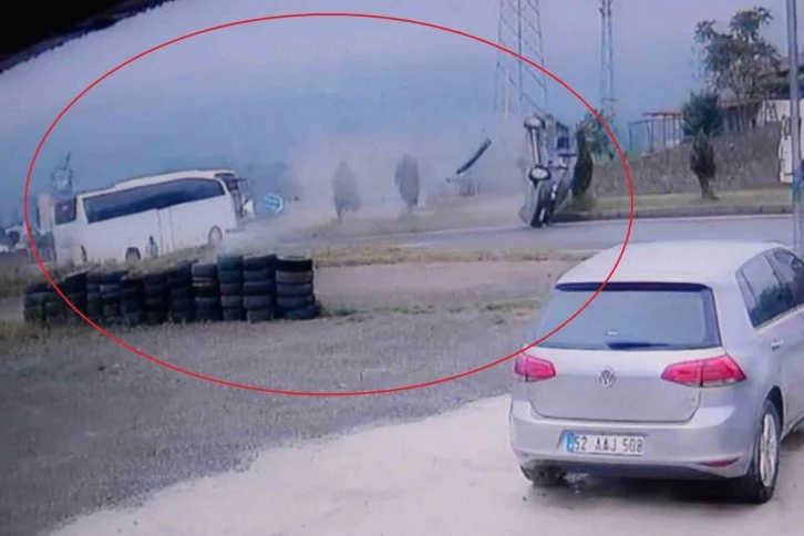 Ordu’da yolcu otobüsü ile hafif ticari aracın çarpıştığı kaza kamerada
