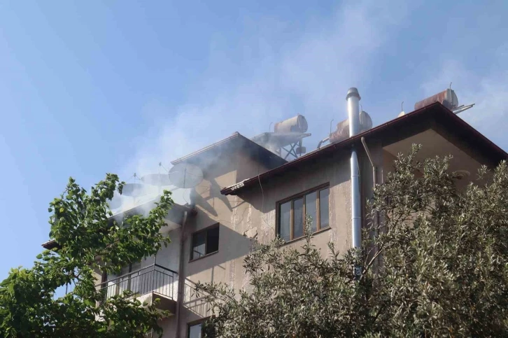 Ortaca’da 5 katlı binanın çatı katında yangın çıktı
