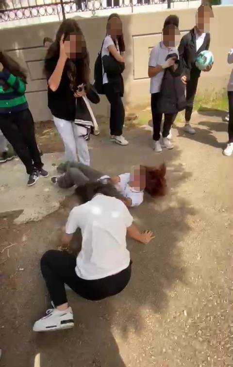 Ortaokul öğrencileri birbirine girdi: Saç saça kavga ettiler
