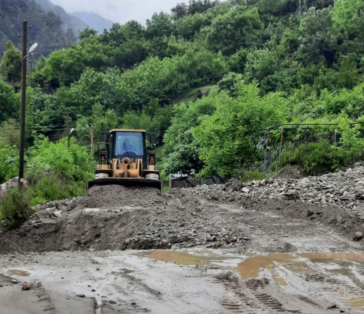Osmaniye’de şiddetli yağıştan dolayı kapanan köy yolları açıldı
