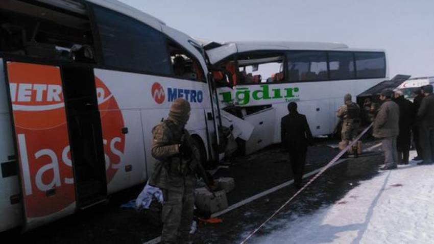 Otobüsler çarpıştı: 8 ölü, 14 yaralı
