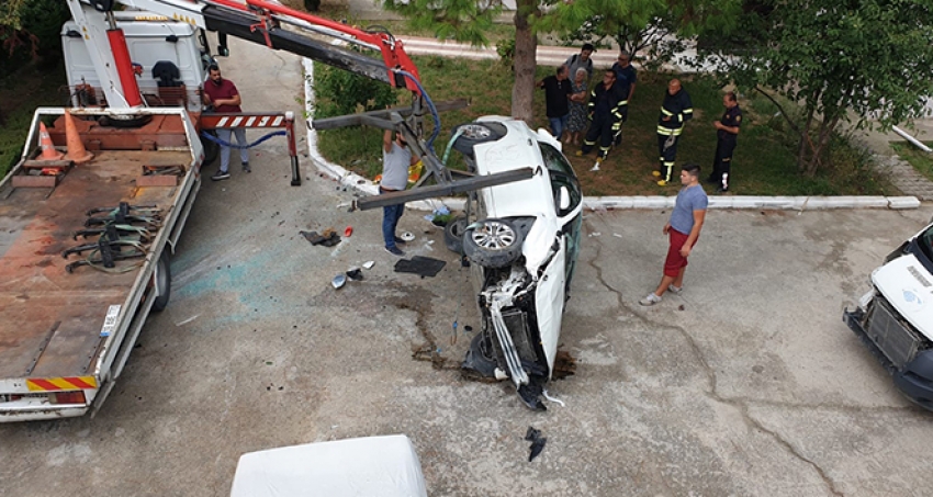 Otomobil sitenin bahçesine uçtu: 2 yaralı