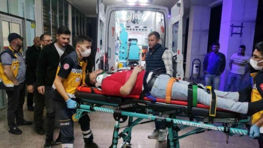 Bursa'da iki otomobil kafa kafaya çarpıştı: 2 yaralı
