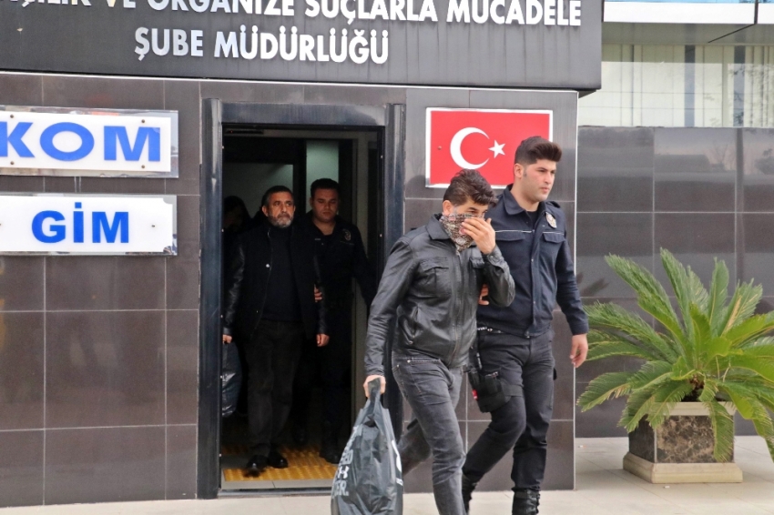 Antalya’da otopark operasyonu: 8’i polis 10 gözaltı