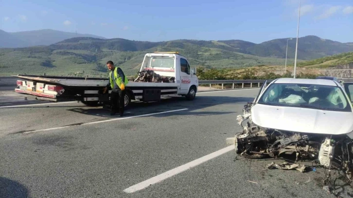Bursa'daki kazada aracın motor bloğu yolun diğer bölümüne savruldu