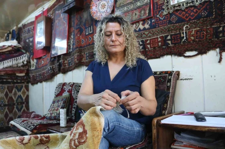 Bursa'da eşinden öğrendi... 32 yıldır antika halıları yeniliyor