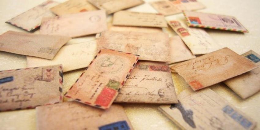 Tembel postacı yüzlerce mektubu...