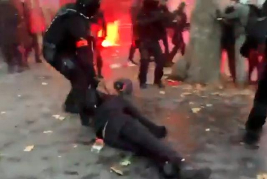 Fransız polisinden protestoculara insanlık dışı müdahale