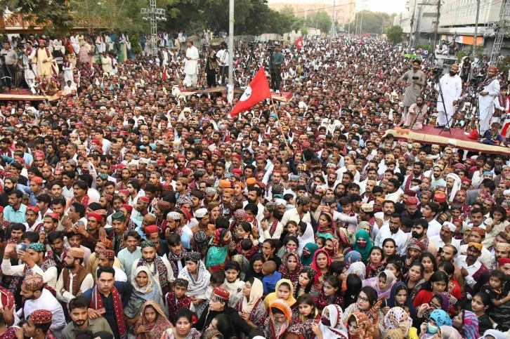 Pakistan’da coşkulu kalabalık Sindh Kültür Günü kutlamalarında bir araya geldi
