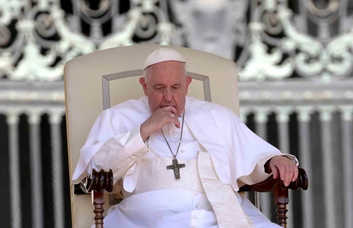 Papa Francis ameliyat için hastaneye kaldırıldı

