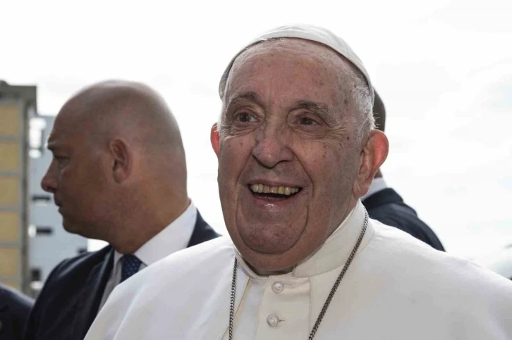 Papa Francis hastaneden taburcu oldu: &quot;Hala hayattayım&quot;
