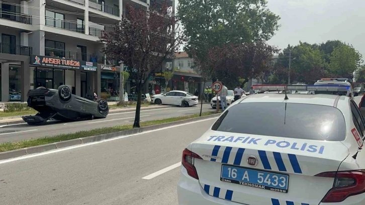 Bursa’da park halindeki otomobile çarptı, takla attı