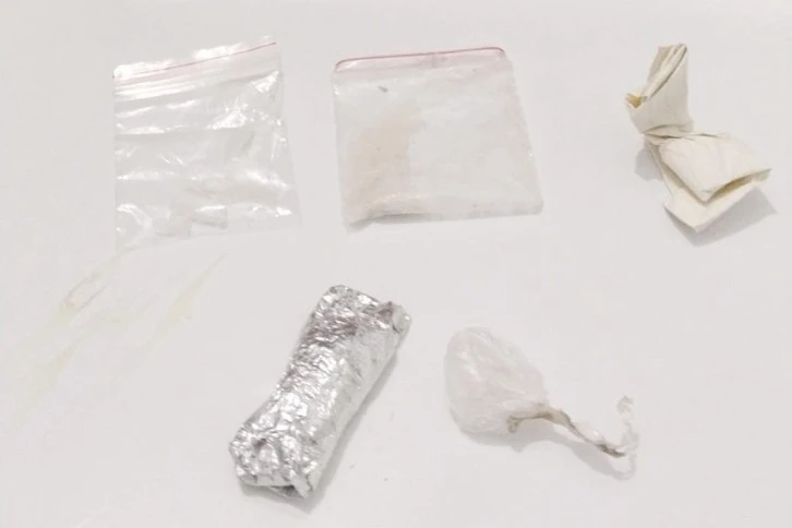 Polis, 2 şüpheliyi uyuşturucu maddeyle yakaladı