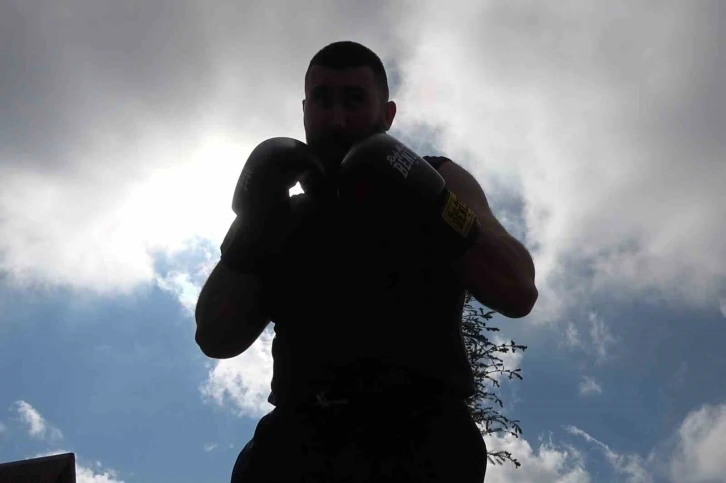 Profesyonel kick boksçu Dursun: "Türkiye’nin gücünü bir kez daha göstereceğim"
