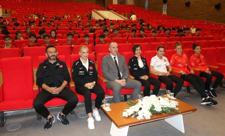 &quot;Türkiye’de Kadın Futbolunun Gelişimi ve Sunduğu Fırsatlar&quot; paneli düzenlendi
