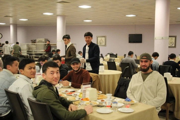 Rektör Kırışık, Özbekistanlı öğrencilerle iftarda buluştu
