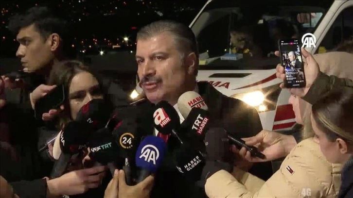 Sağlık Bakanı Koca Türkiye'ye getirilen Gazzeli hastaları havaalanında karşıladı