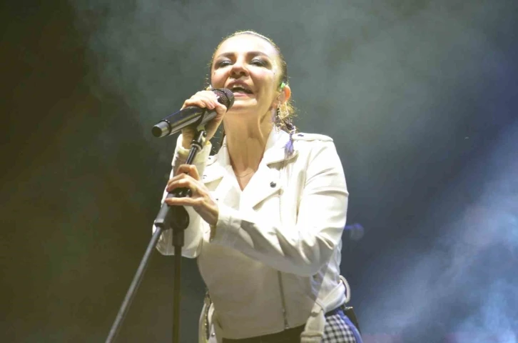 Şarkıcı Fatma Turgut Tekirdağ’da konser verdi
