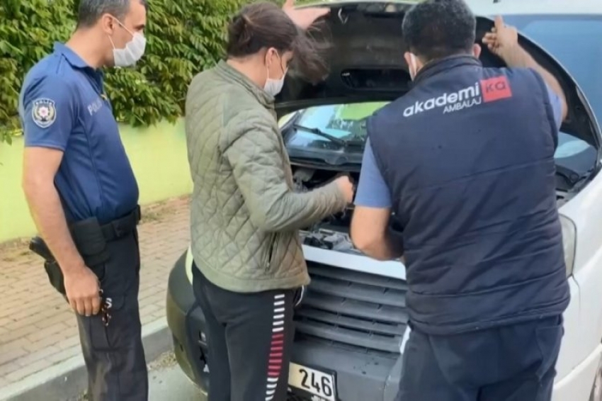 Bursa'da aracın motoruna giren yavru kedi mahalleliyi seferber etti
