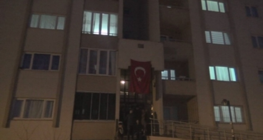 Ağrı’da şehidin evine Türk bayrağı asıldı