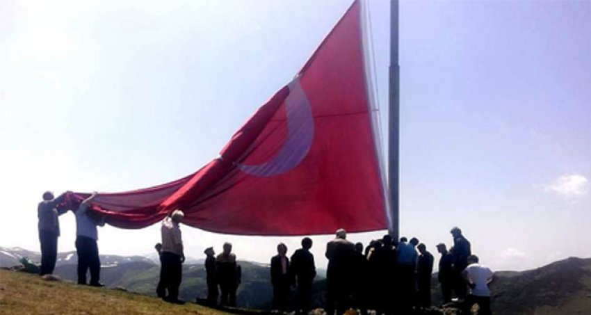 Şehit Savcı Kiraz için 54 metrekarelik Türk bayrağı