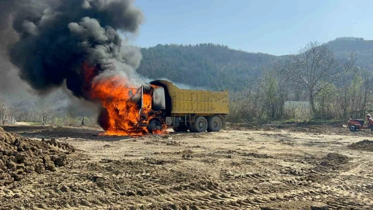 Bursa’da seyir halindeki kamyon alev alev yandı