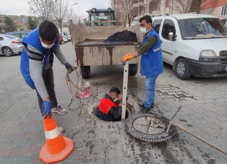 Siirt belediyesi SİSKİ ekiplerince mazgal ve rögarlar temizleniyor
