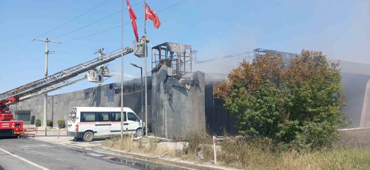 Silivri’de boya imalatı fabrikasının deposunda korkutan yangın

