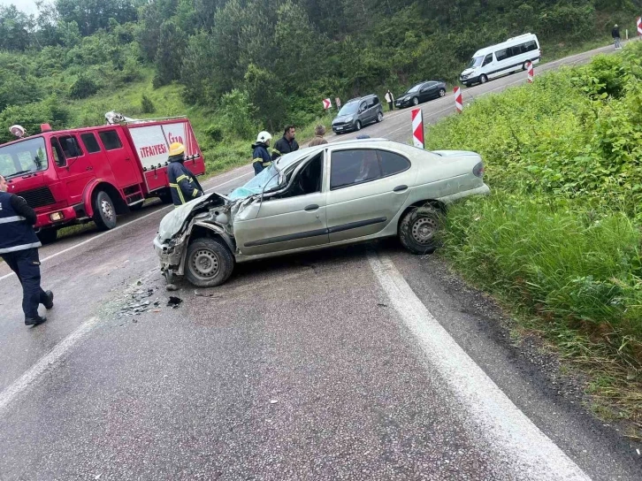 Sinop’ta kamyonet ile otomobil çarpıştı: 3 yaralı
