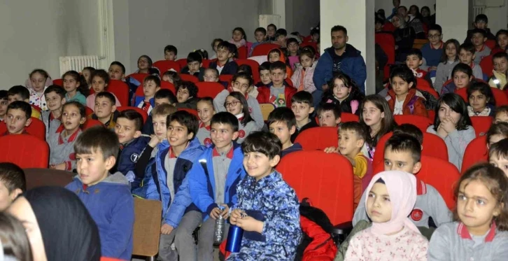 Sinop’ta köylerde yaşayan 5 bin çocuk tiyatroyla buluştu

