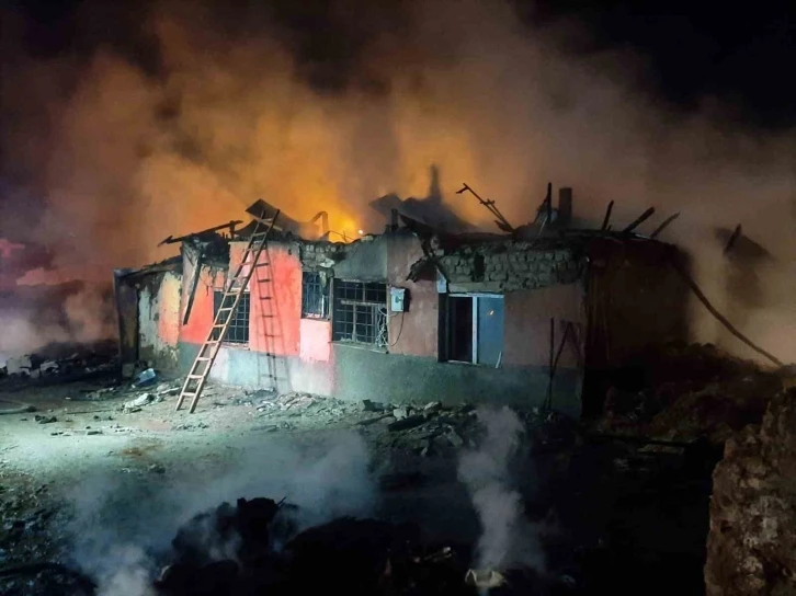 Sivas’ta korkutan yangında bir ev tamamen yandı
