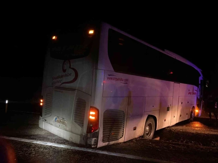 Bursa'dan hareket eden yolcu otobüsü kayarak yoldan çıktı