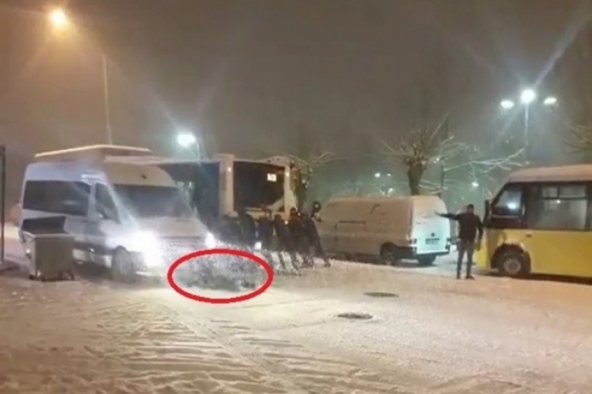Bursa'da buzlu yolda kayan minibüsün altında kalmaktan son anda kurtuldu!