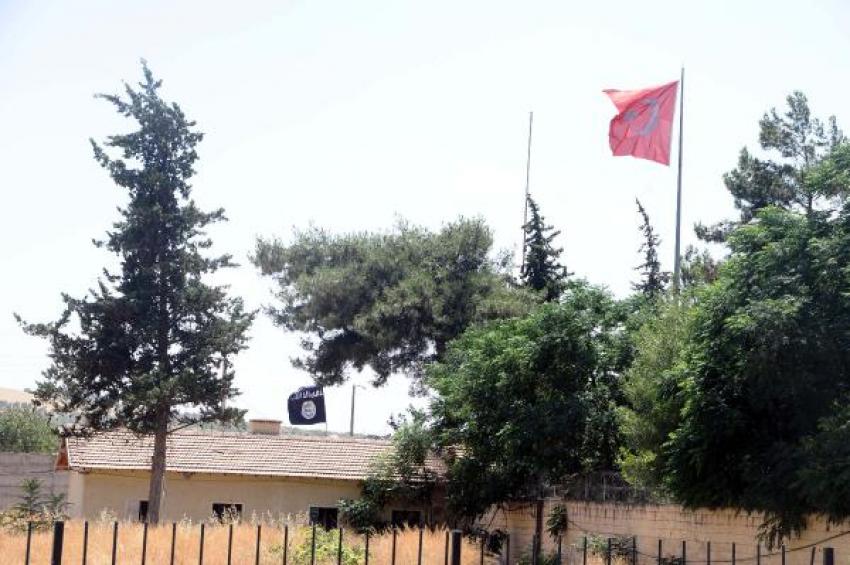 Sınırda IŞİD ve Türk bayrağı yan yana
